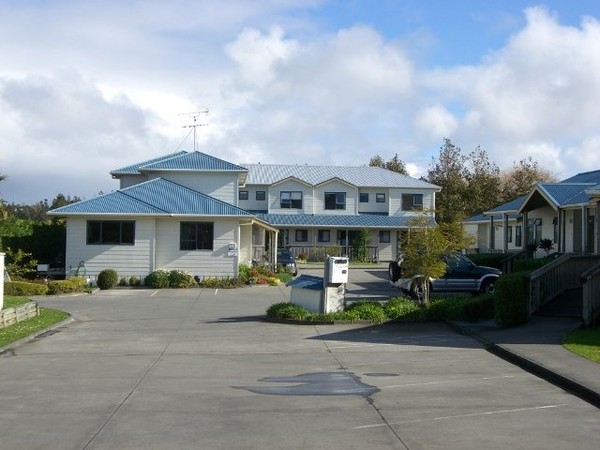 Matakana House Motel - ample parking